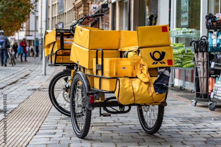 Ein Lastenfahrrad der Deutschen Post, geparkt.