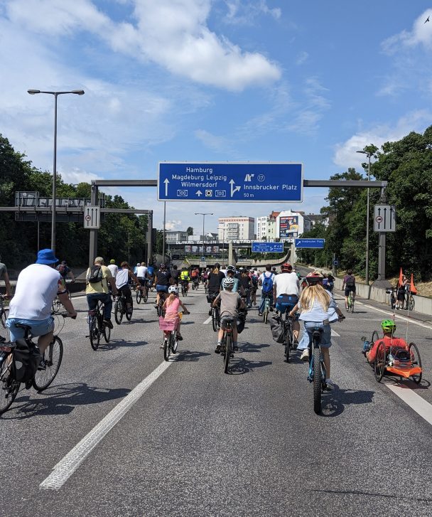 Menschen auf Fahrrädern auf der Berliner Stadtautobahn