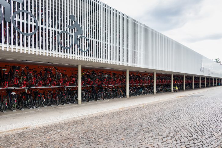 Schrägansicht Fahrradparkhaus Oranienburg