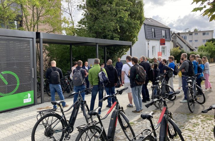 Gruppe von Menschen vor einer Sammelschliessanlage in Eschborn