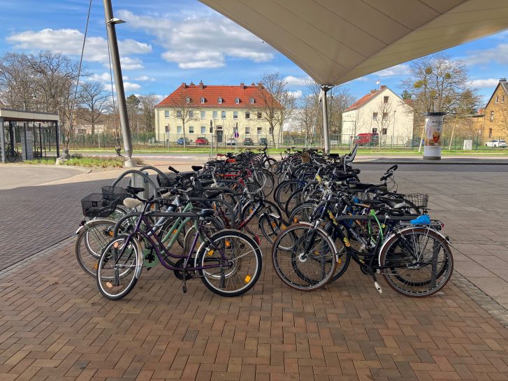 Geparkte Fahrräder unter Dach des Bahnhofs Wittenberge