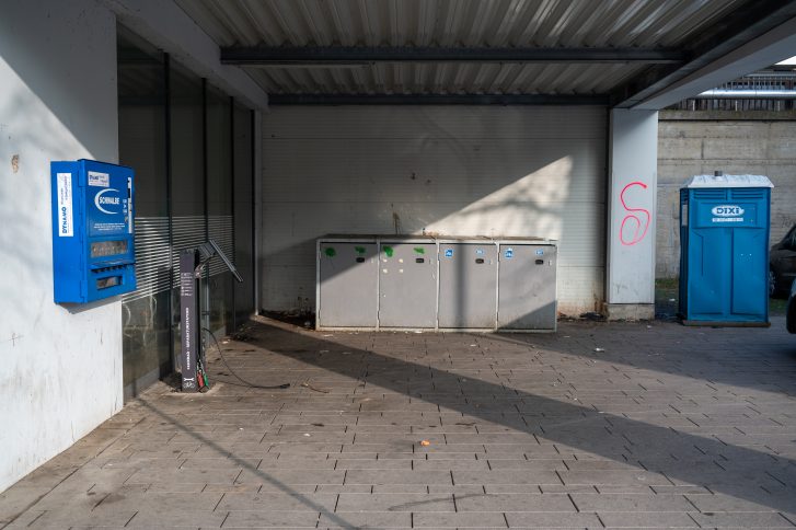 Offene Fläche neben Fahrradparkhaus in Hildesheim für Fahrradreparaturen. Stark verdreckt und verwahrlost.