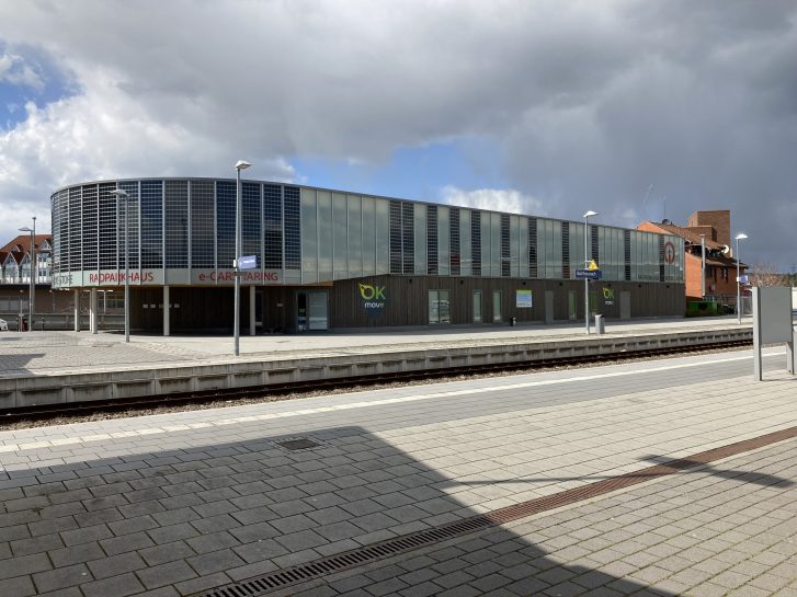 Blick auf das Fahrrradparkhaus vom Bahnsteig aus. 