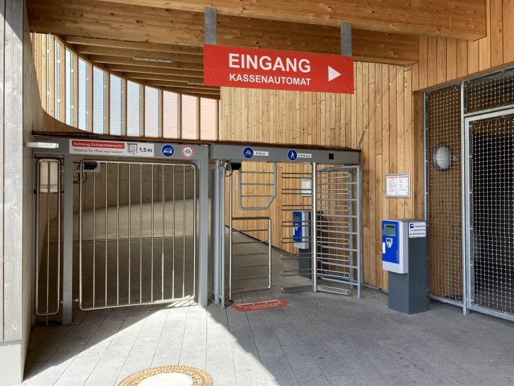 Ein Drehkreuz führt zum Fahrradparkhaus. Über dem Drehkreuz hängt ein rotes Schild mit der Aufschrift 