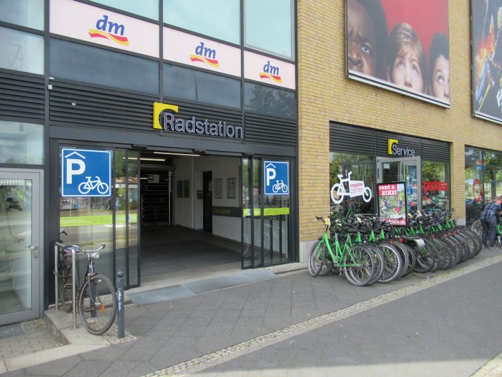 Eingang zur Radstation am Potsdamer Hauptbahnhof. Über dem Schild 