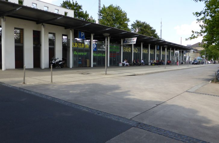 Außenansicht des Fahrradparkhaus mit Wartebereicht