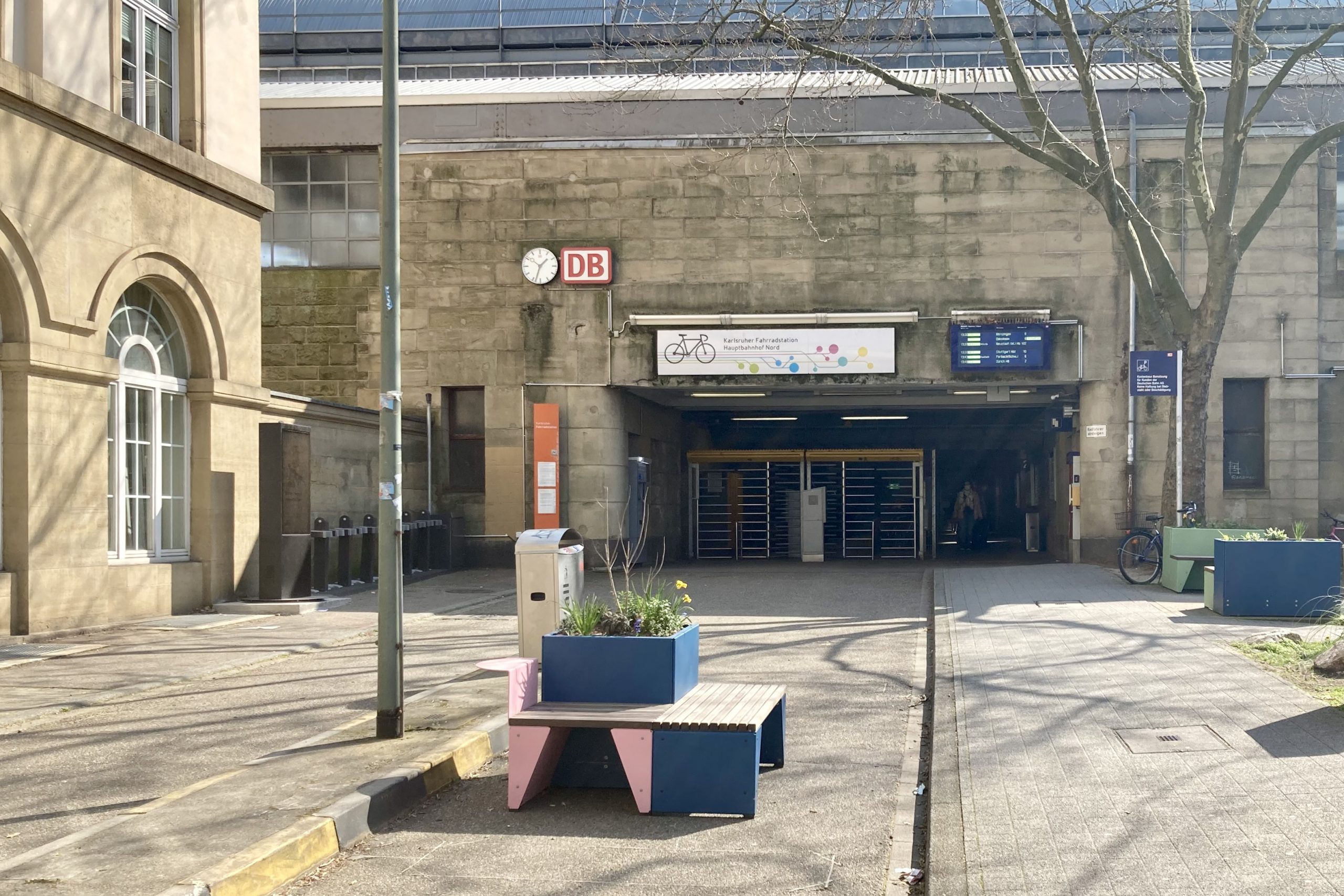 Bunte Sitzelemente, Pflanzenkübel auf dem Vorplatz vor dem Eingang zum Fahrradparkhaus