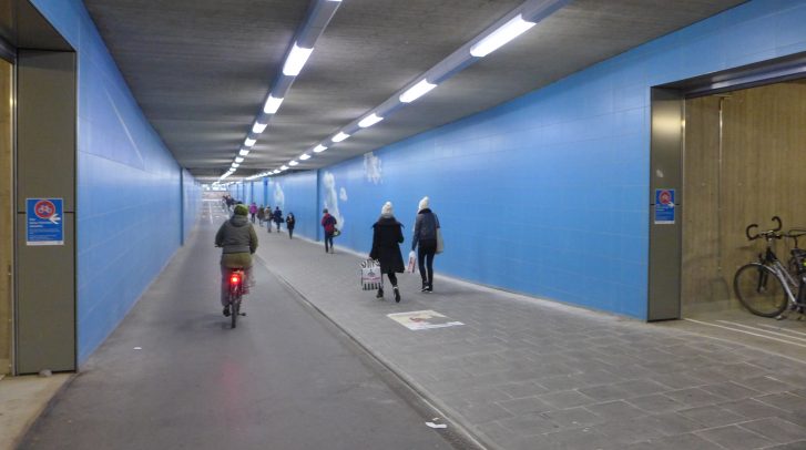 Blick in die blau-gekachelte Unterführung, in welcher die Fahrradgarage liegt.