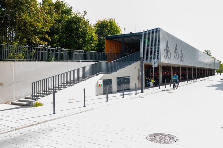 Außenansicht des Parkhaus BErnau- Man sieht das Fahrradparkhaus, was sich über zwei ebenen erstreckt. Es scheint die Sonne.