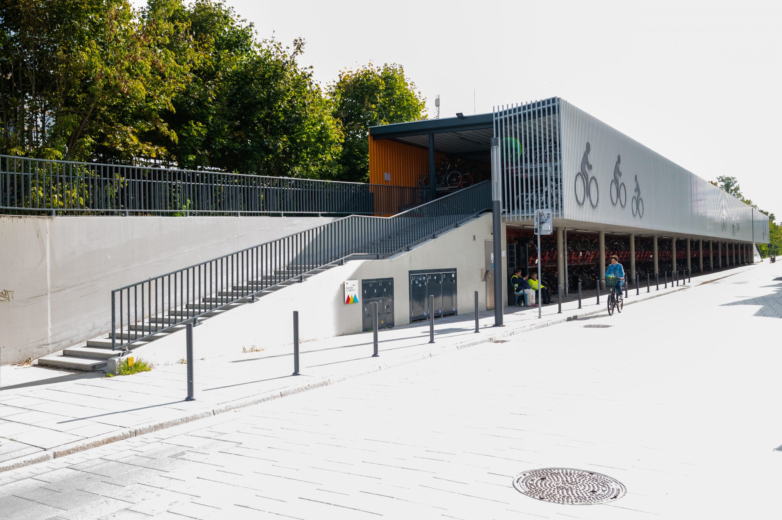 Außenansicht des Parkhaus Oranienburg- Man sieht das Fahrradparkhaus, was sich über zwei ebenen erstreckt. Es scheint die Sonne.