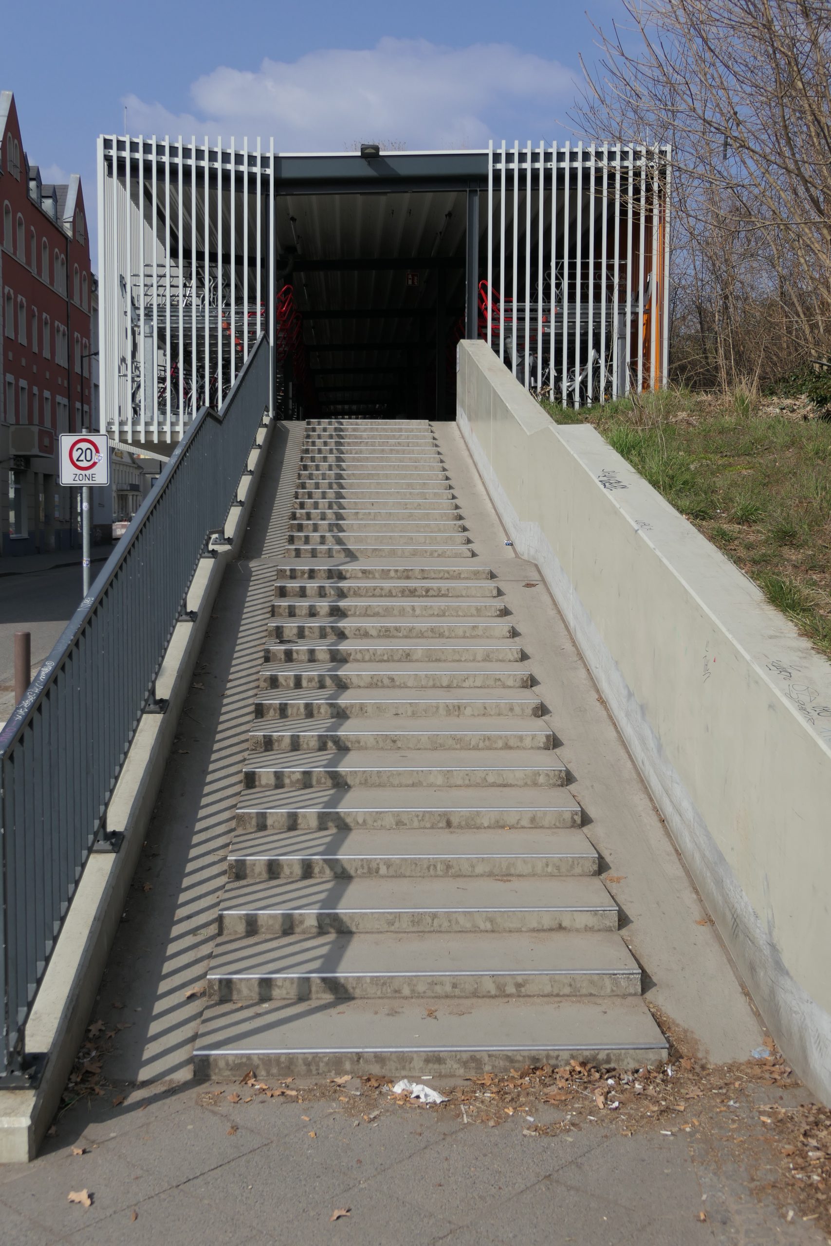 Treppe im Sonnenschein, die vom EG zum OG des Fahrradparkhauses führt