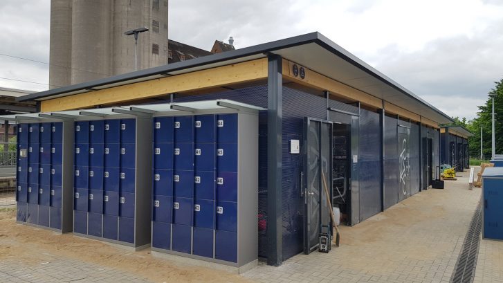 Sammelschliessanlage in dunkelblau am Bahnhof Bad Oldesloe