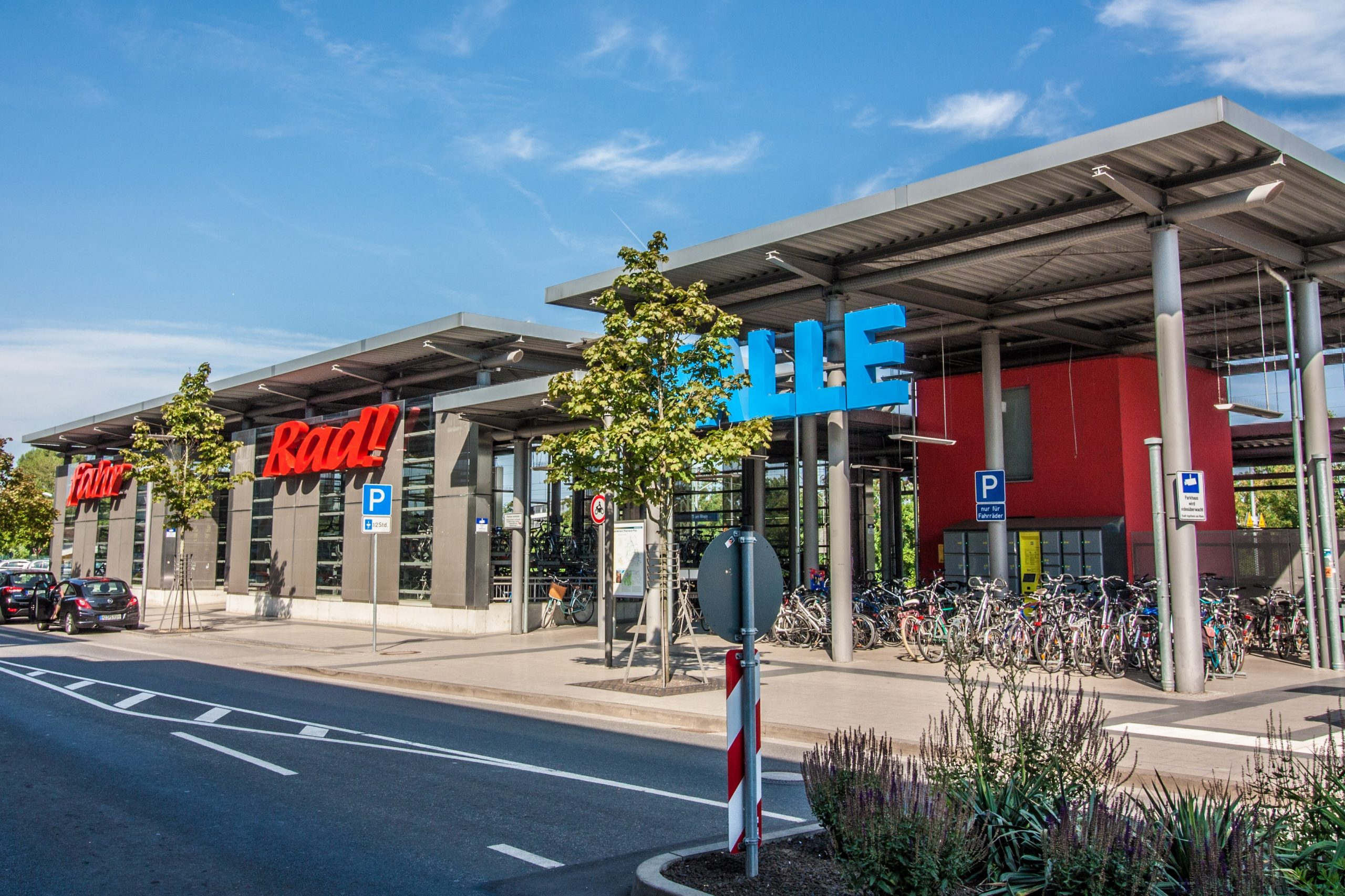 Außenansicht des Fahrradparkhauses in Ingelheim neben Einkaufszentrum am Bahnhof