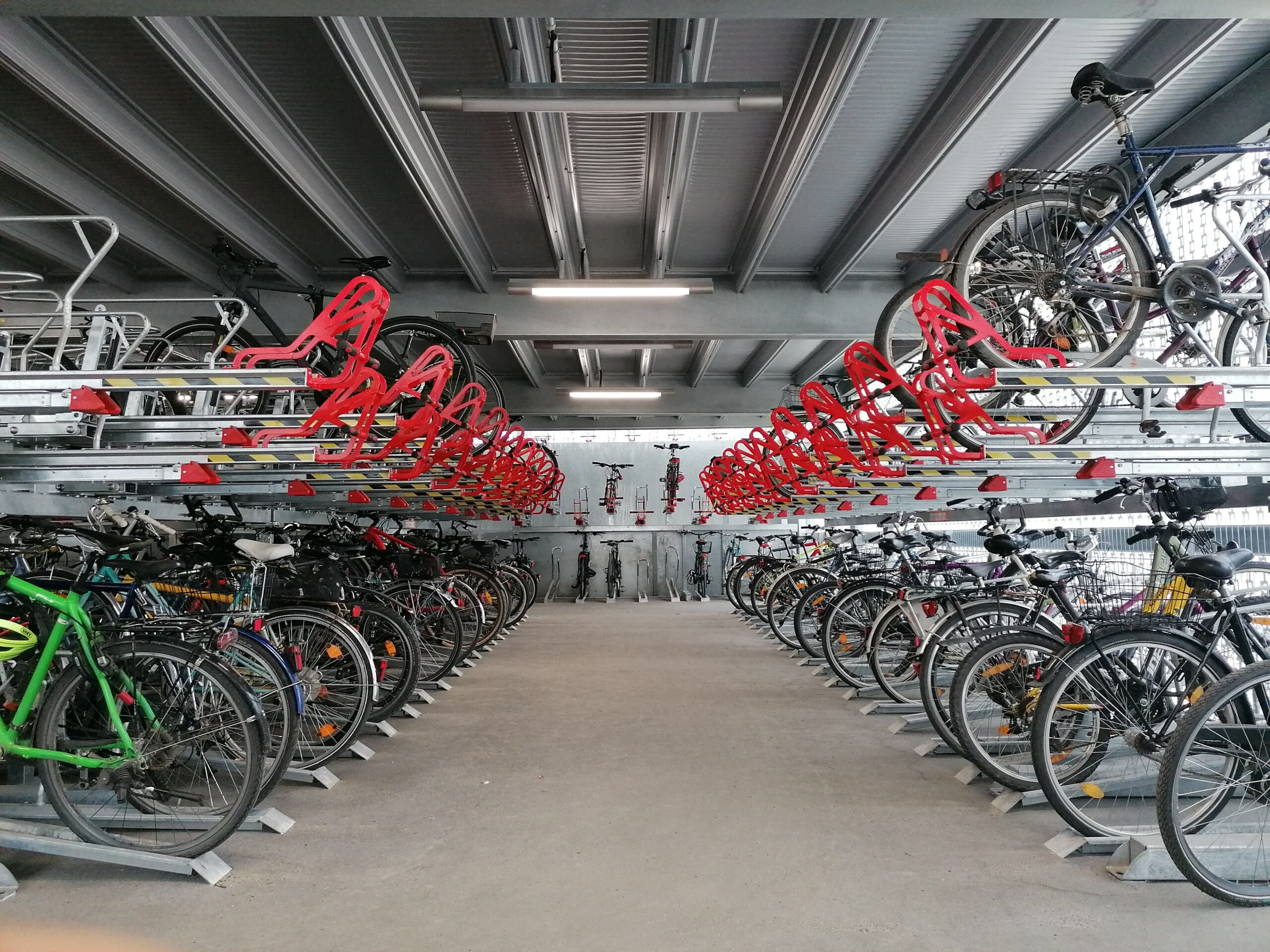 Totale eines Parkgangs im Fahrradparkhaus - rechts und links Doppelstockparker