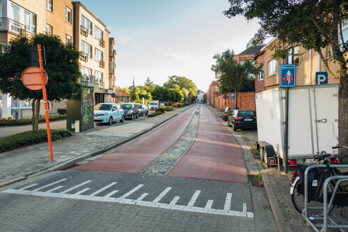 Fahrradstrasse mit rot markierten Radwegen