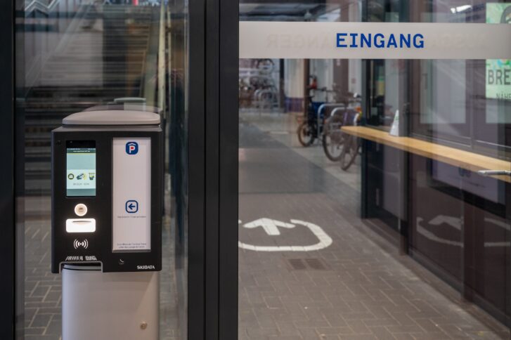 Eingang FPH Bremen Hbf mit Smart card reader