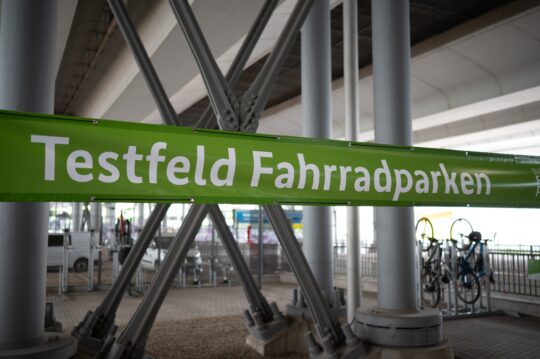 Grüner Banner mit weißer Schrift 